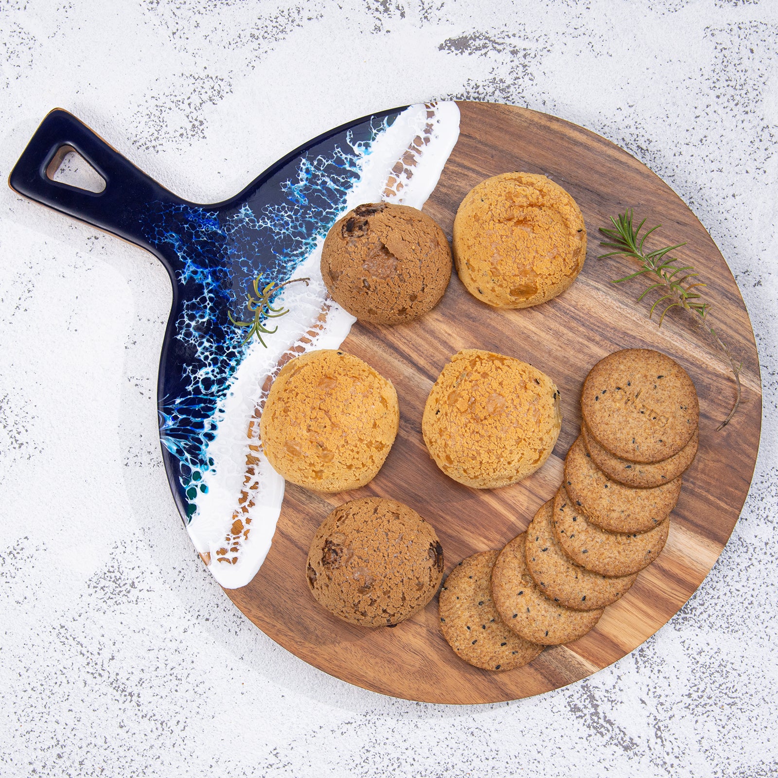 Handcrafted Round Acacia Cutting Board with Epoxy Resin Ocean Design & Handle